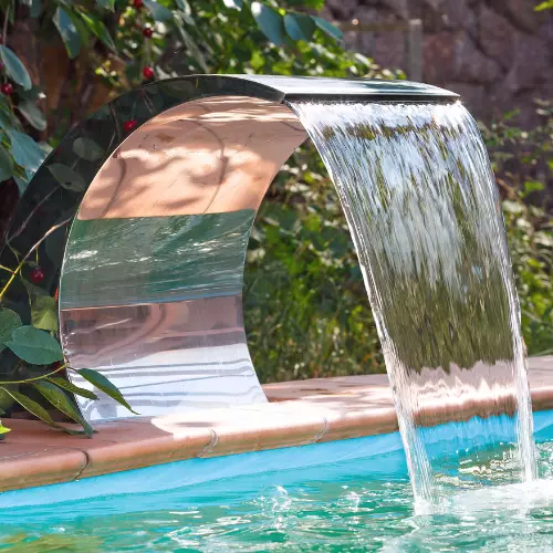 Cascadas de acero inoxidable en borde de piscina, imagen de categor&iacute;a accesorios